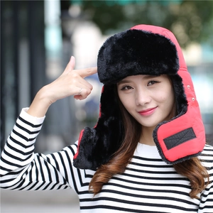 Détail du chapeau de trappeur rouge imperméable avec doublure en fausse fourrure noire