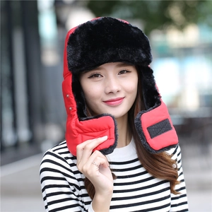 Détail du chapeau aviateur imperméable rouge et noir avec doublure en fausse fourrure