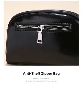 Detailweergave van de mini-tas van zacht leer met een functionele anti-diefstal ritszak