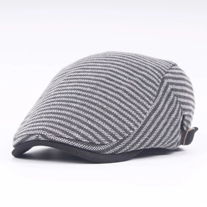 Détail d'un béret à rayures grises pour hommes avec une texture tricotée de haute qualité