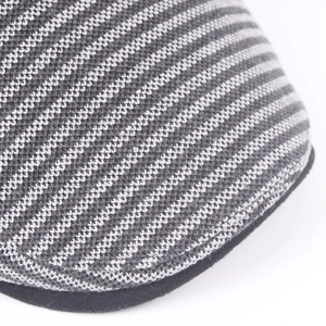 Béret classique pour hommes à rayures grises et blanches avec texture tricotée, style hiver
