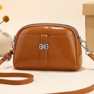 Chique karamelbruine crossbodytas van imitatieleer met zilveren gesp en verstelbaar
