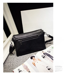 Vue arrière détaillée du sac bandoulière noir avec une poche zippée en métal sécurisée