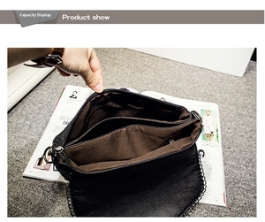 Vue intérieure du sac enveloppe en cuir noir avec trois compartiments et doublure brune