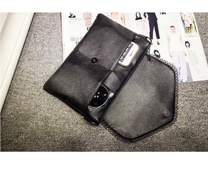 Vue détaillée de la pochette en cuir noir montrant l'espace intérieur pour mobile et lunettes