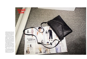 Détail du petit sac enveloppe noir avec motif crocodile et chaîne en métal noir