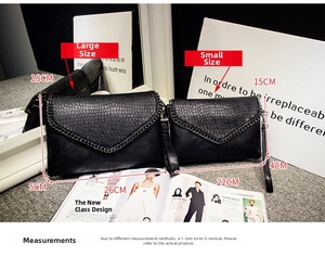 Comparaison de grands et petits sacs enveloppes noirs à motif crocodile et chaîne