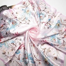 Ροζ σατέν τετράγωνη μαντίλα με κομψό floral τύπωμα και μεταξένια γυαλιστερή υφή
