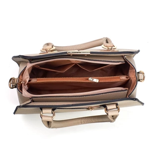 Vue du dessus de l'intérieur du sac Boston kaki avec compartiments et détails dorés