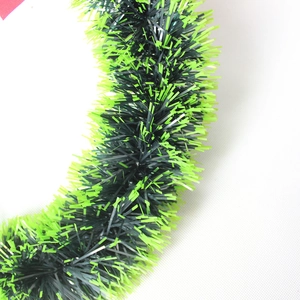 Primo piano della ghirlanda di Natale in PVC verde e verde chiaro con bordi bianchi