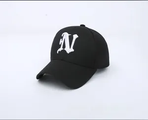 Détail du logo N brodé blanc sur une casquette de baseball en coton noir