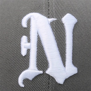 Casquette de baseball grise avec broderie 3D blanche lettre N au design gothique