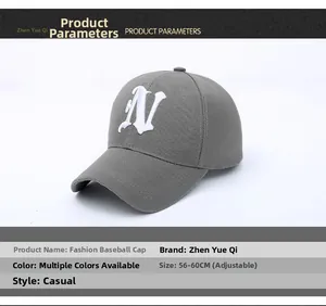 Détail de la broderie de la lettre N sur une casquette grise en sergé de coton