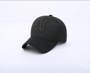 Détail d'une casquette de baseball noire avec broderie de la lettre N de style gothique