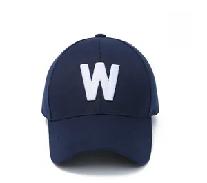 Détail d'une casquette de baseball bleu marine avec broderie blanche de la lettre W