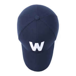 Casquette de baseball bleu marine avec lettre W brodée blanc sur fond blanc