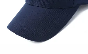 Gros plan du bord de la casquette de baseball en sergé bleu foncé avec coutures renforcées