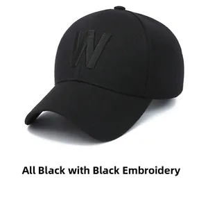 Détail de la casquette de baseball noire en coton avec broderie 3D de la lettre W
