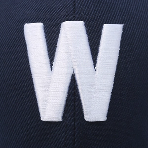 Casquette de baseball en coton bleu marine avec logo W brodé en blanc à l'avant