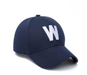 Détail d'une casquette de baseball en coton bleu marine avec lettre W brodée en blanc
