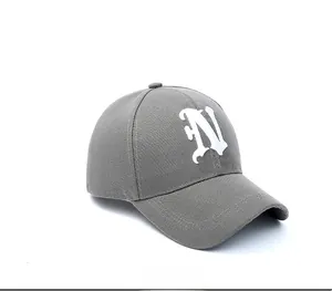 Vue latérale de casquette de baseball grise avec broderie N blanche et visière renforcée