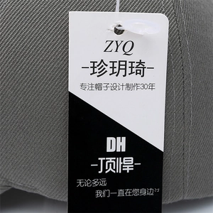Casquette de baseball grise avec broderie lettre N et étiquettes de marque en détail