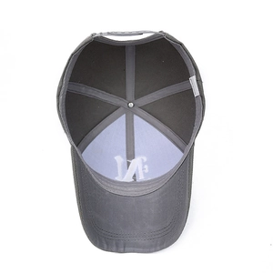 Casquette de baseball gris foncé avec broderie NY et sangle réglable, vue intérieure détaillée