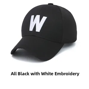 Détail de la casquette de baseball en toile noire avec broderie blanche 3D de la lettre W