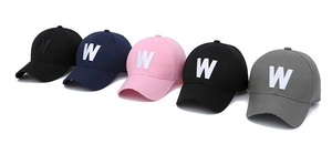 Vue détaillée de casquettes de baseball en cinq couleurs avec logo W brodé