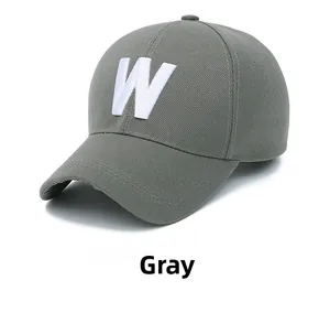 Détail d'une casquette grise en coton avec broderie blanche de la lettre W à l'avant