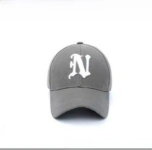Vue de face d'une casquette de baseball en coton gris avec logo N brodé en blanc
