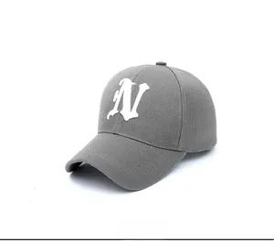 Vue latérale de casquette de baseball gris foncé avec broderie blanche de la lettre N