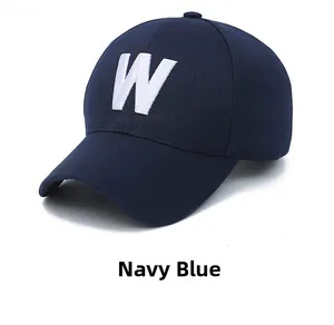 Détail d'une casquette bleu marine montrant la broderie blanche W et le coton sergé