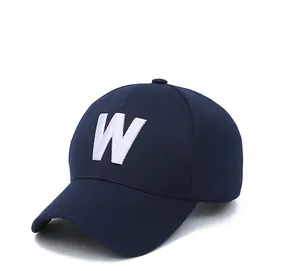 Vue latérale de la casquette bleu marine avec broderie 3D de la lettre W en coton sergé