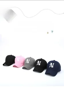 Détail de cinq casquettes de baseball en coton coloré avec logo N brodé en blanc