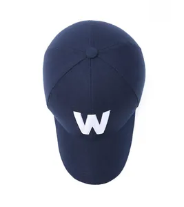 Vue de dessus d'une casquette bleue marine avec logo W brodé blanc et coutures 6 panneaux