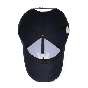 Vue intérieure de casquette de baseball bleu marine avec broderie W et sangle réglable