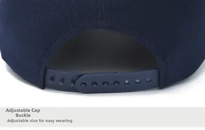 Détail de la fermeture snapback réglable sur casquette bleu marine à texture sergée