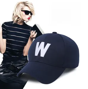 Détail d'une casquette bleue avec broderie blanche en relief du logo lettre W