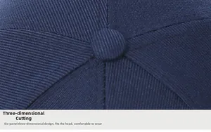 Détail d'une casquette de baseball en coton bleu marine à 6 panneaux avec bouton en tissu