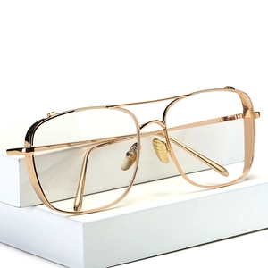 Montura de gafas de aviador en metal dorado para mujer con diseño minimalista fino