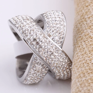 Vue macro d'une bague en X argentée en acier 316L avec sertissage en zircons cubiques