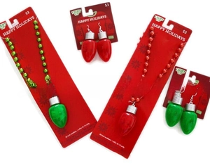 Dettaglio della collana natalizia a LED con orecchini su confezione regalo festiva