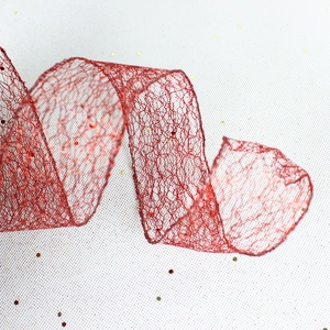 Macro-opname van 10m rood gaaslint met glitters voor de kerstboomversiering