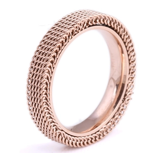 Close-up of 4mm rose gold mesh band ring with intricate woven texture and polished inner edge