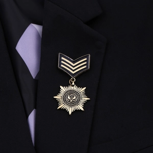 Retro Military Medal Badge Brooch For Men Alloy Gold Black V-Shape Star Pendant Suit Pin Personalized Garment Jewelry