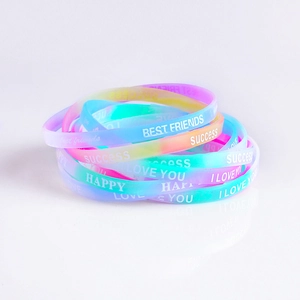 Detail von bunten transparenten Silikonarmbändern mit inspirierendem weißen Textdruck