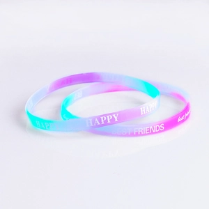Detail von Silikonarmbändern mit Farbverlauf und weißem Happy- und Best Friends-Aufdruck