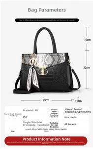 Vue détaillée du grand sac à main noir en peau de serpent avec ses dimensions