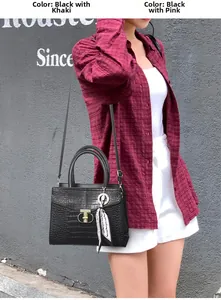 Détail du sac à main motif crocodile avec fermoir en T et foulard décoratif